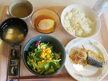 野菜たっぷり100円朝食